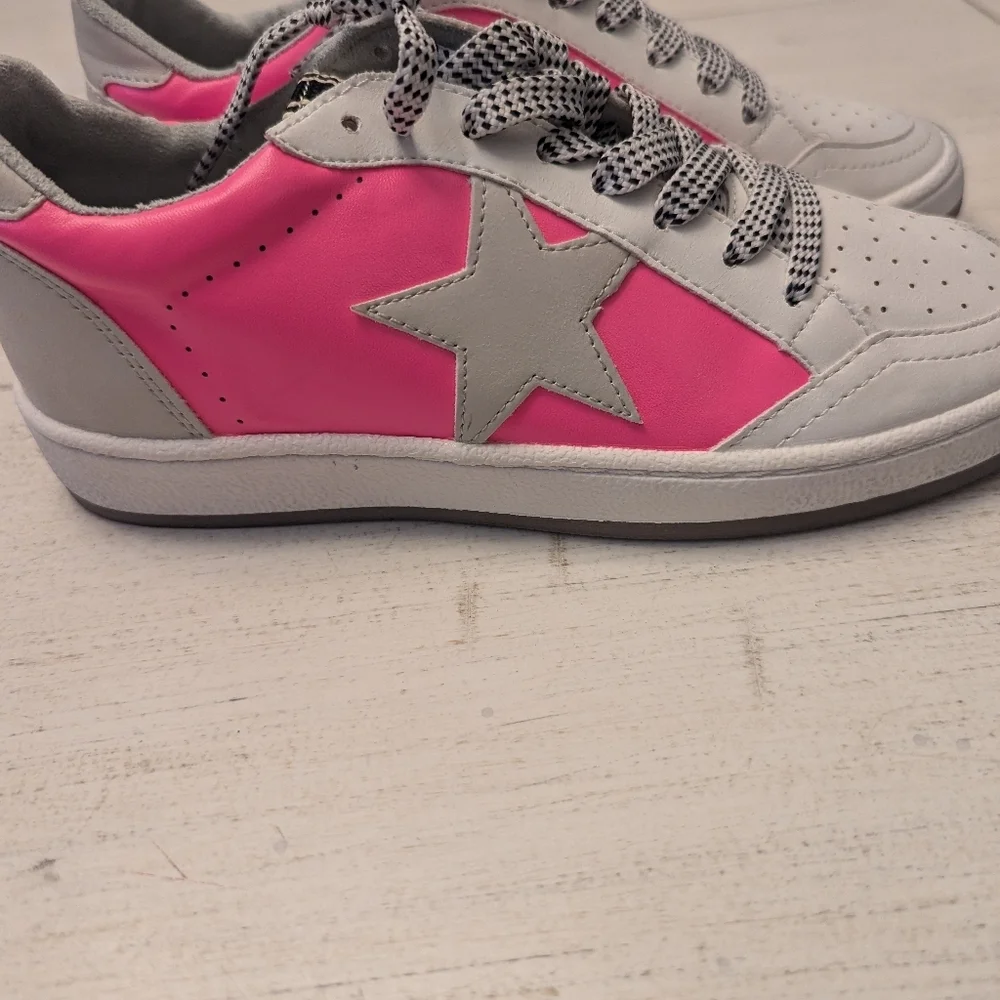 Shu shos Kids Pink and white Tennis shoes sz 3.5